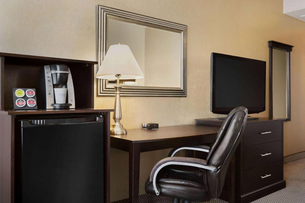 Travelodge By Wyndham Quebec City Hotel & Convention Centre Екстериор снимка